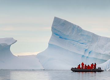 ”CC_Antarctica_Zodiac_Iceberg_478x345_tcm40-147937.jpg”